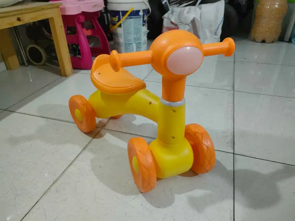 Sepeda tanpa pedal anak