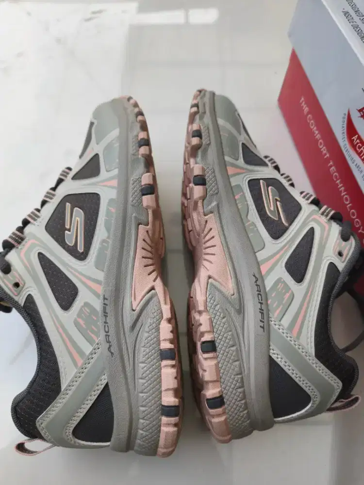 Skechers adventure arch fit hillcrest jual rugi