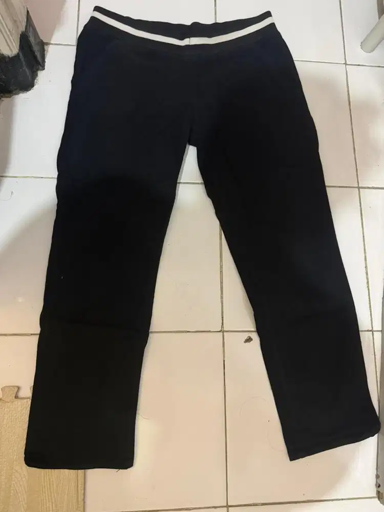 Celana jins hitam