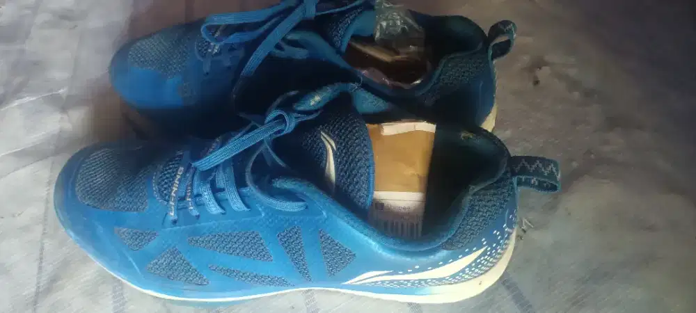 Sepatu olahraga LINING