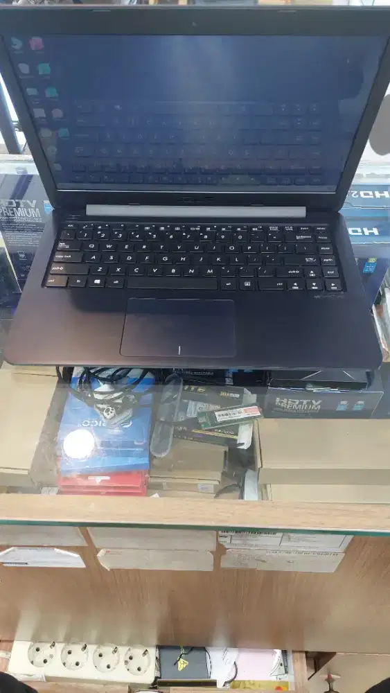 laptop asus ( E402 Y  4 per 240 gb )