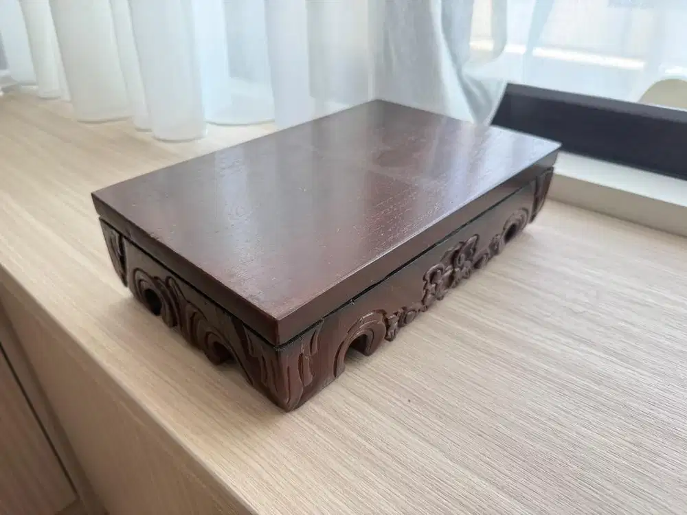 Tatakan Kayu Ukir Klasik Vintage – Alas Pajangan Patung & Guci