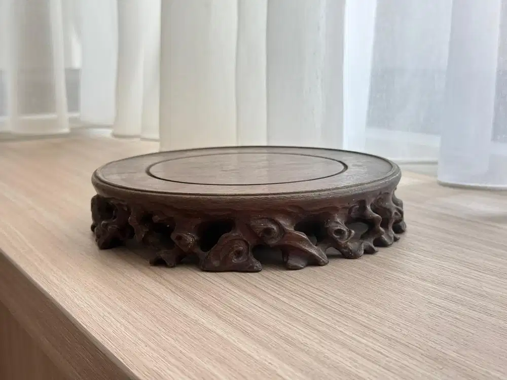 Tatakan Kayu Ukir Bulat Klasik – Dudukan Vas, Patung & Pajangan