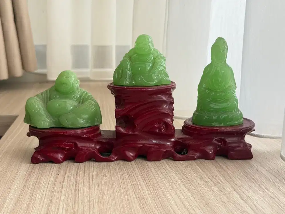 Pajangan 3 Buddha Hijau dengan Dudukan Ukir Merah – Dekorasi