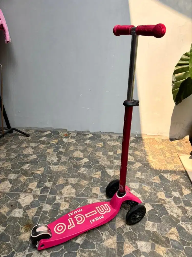 Preloved Micro Maxi Deluxe Foldable Scooter