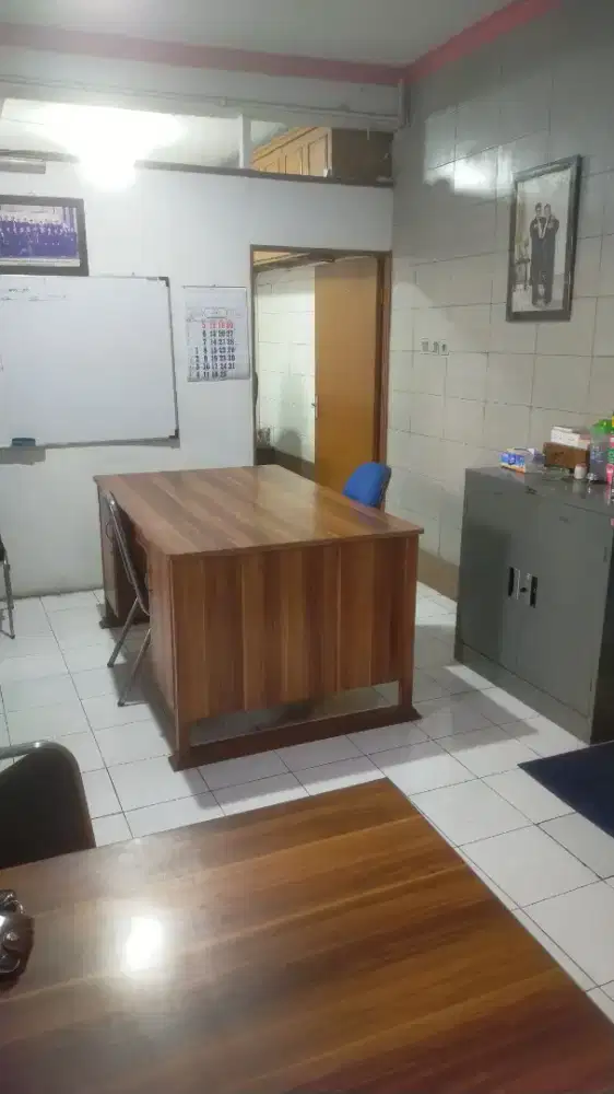 Penjaga kantor sambil beberes