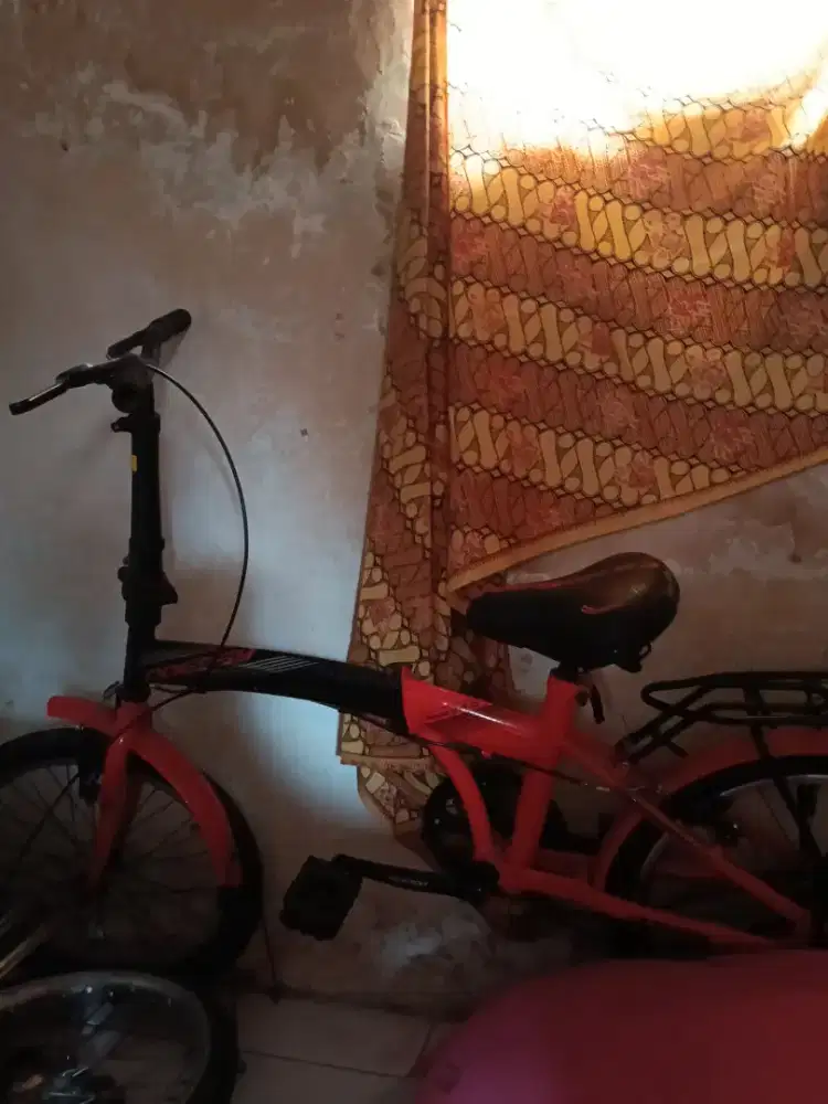Sepedah lipat oddessy warna merah