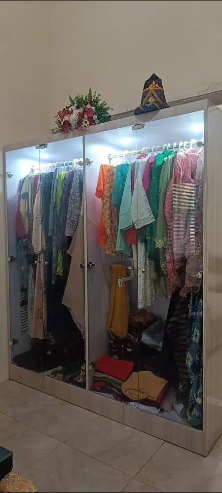 Lemari Display Modern