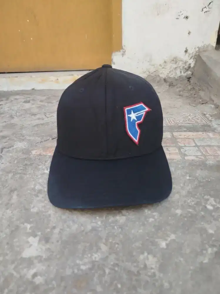 Topi Famous stars and straps vintage