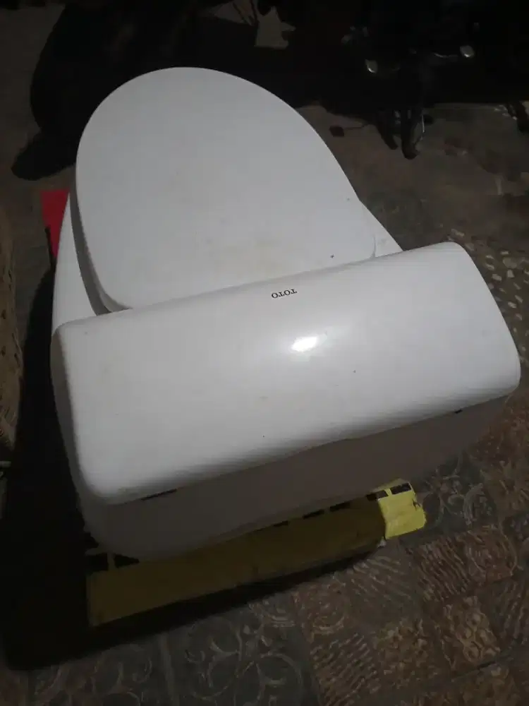 Wc duduk lebar merk Toto murah aja