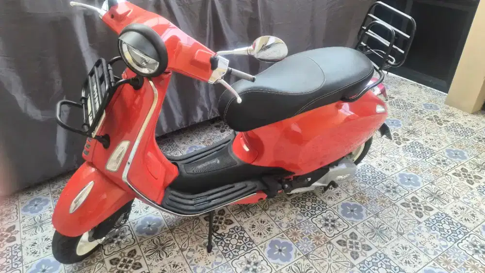 Vespa primavera orange