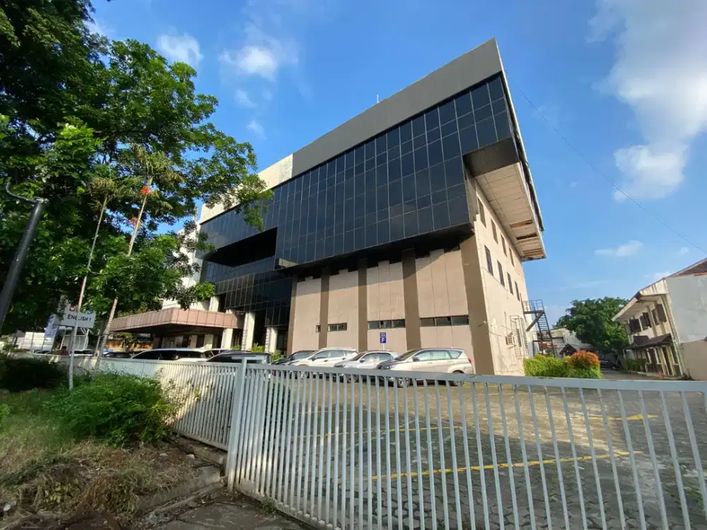 Kantor di Gedung Pemuda Luas 402.5 sqm Bare Area Jakarta Timur