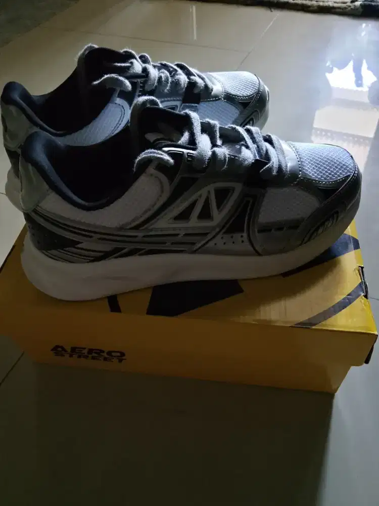 Sepatu olahraga