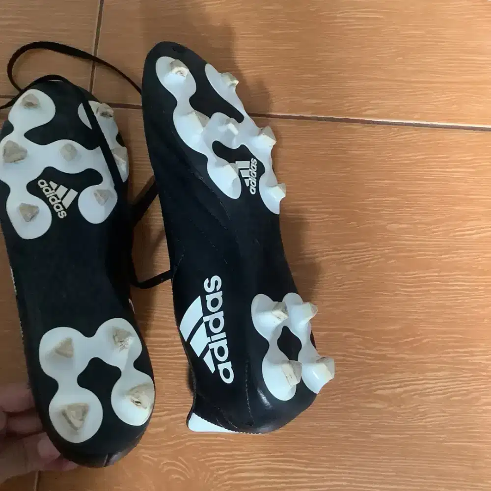Sepatu Bola Adidas