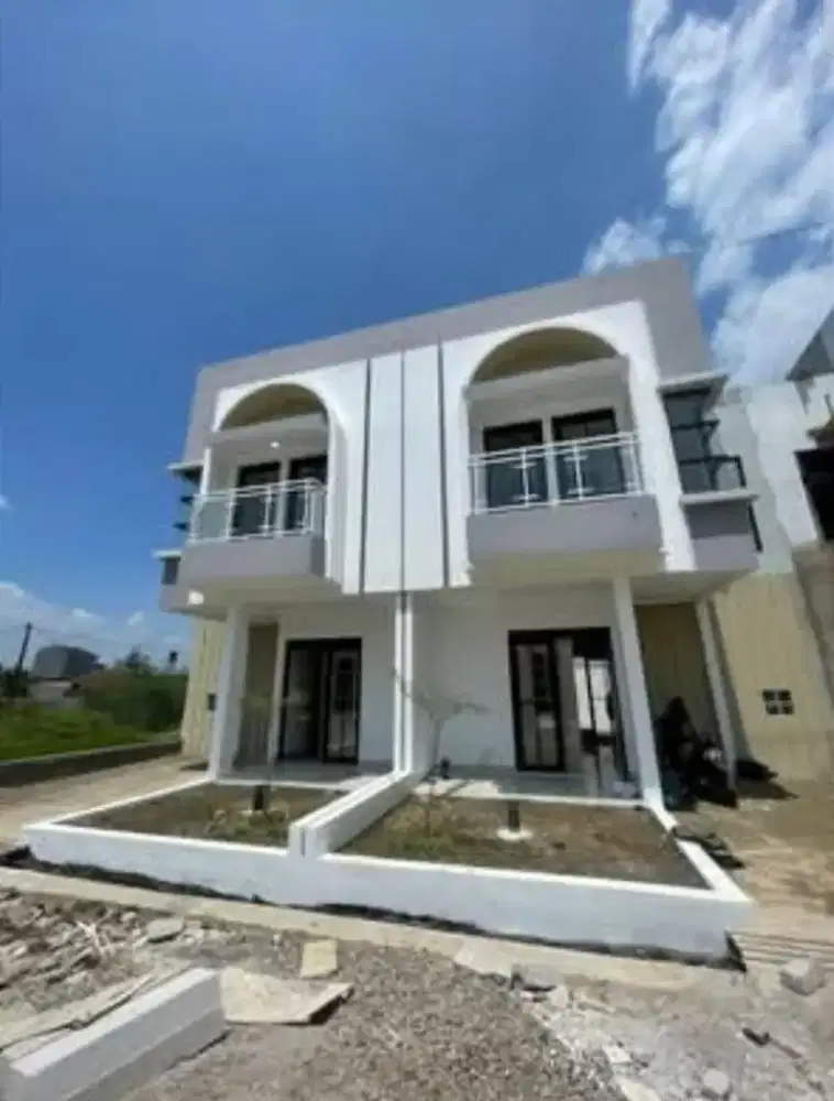 Disewakan Rumah 2 lantai kamar 4 Toilet 3