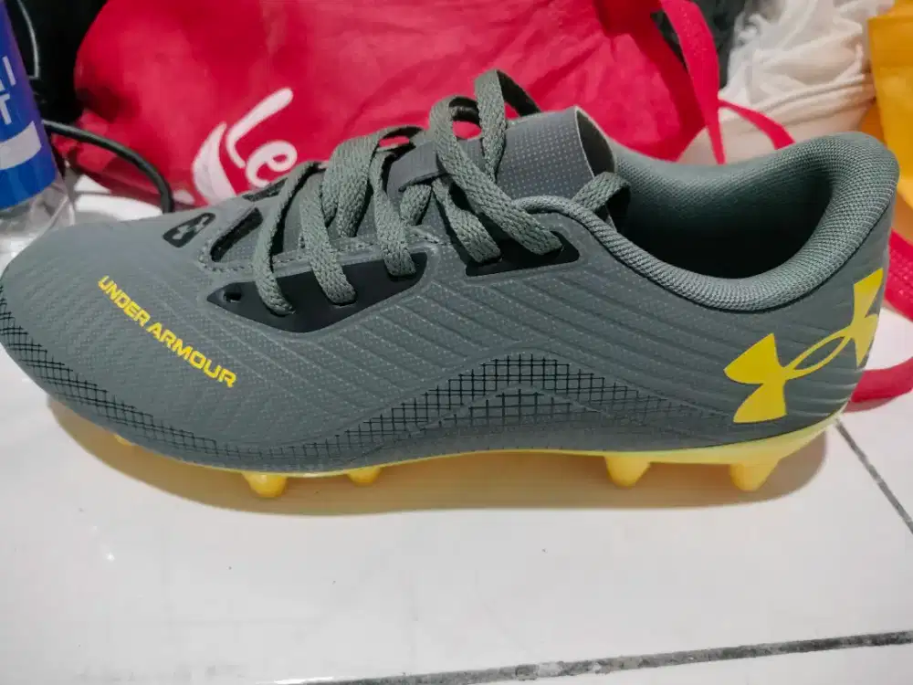 Sepatu bola under armor bekas