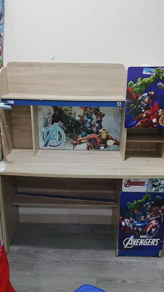 Meja belajar anak laki laki