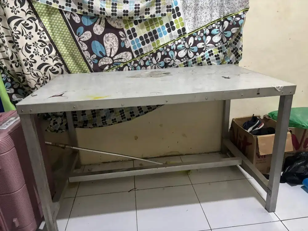 Meja belajar bekas