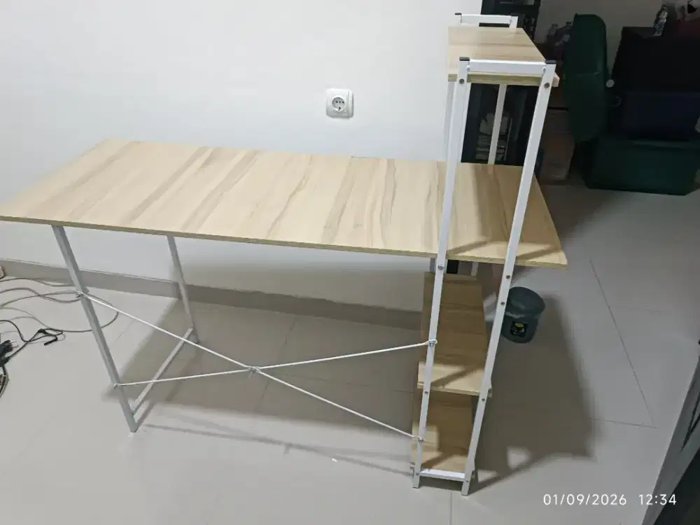 Meja belajar atau kantor minimalis