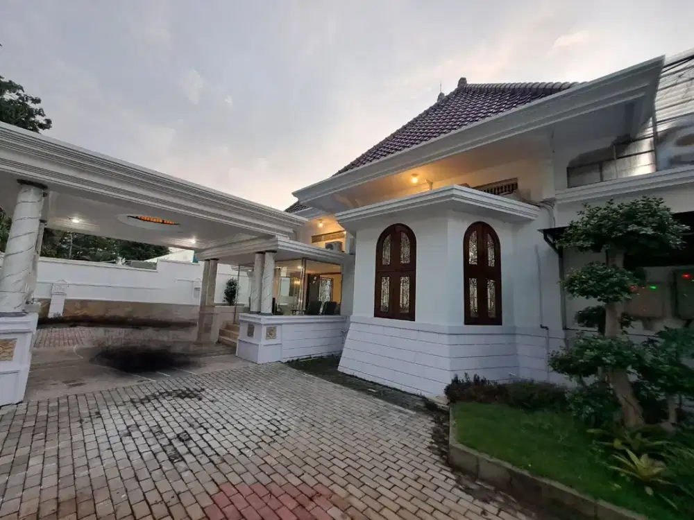 Rumah Raya Darmo Pusat Kota Surabaya  Siap pakai Ada 8 unit AC dan perabotan