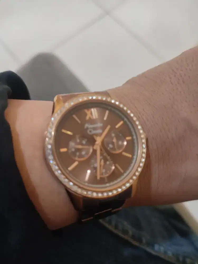 Jam cewe Alexandre Christie