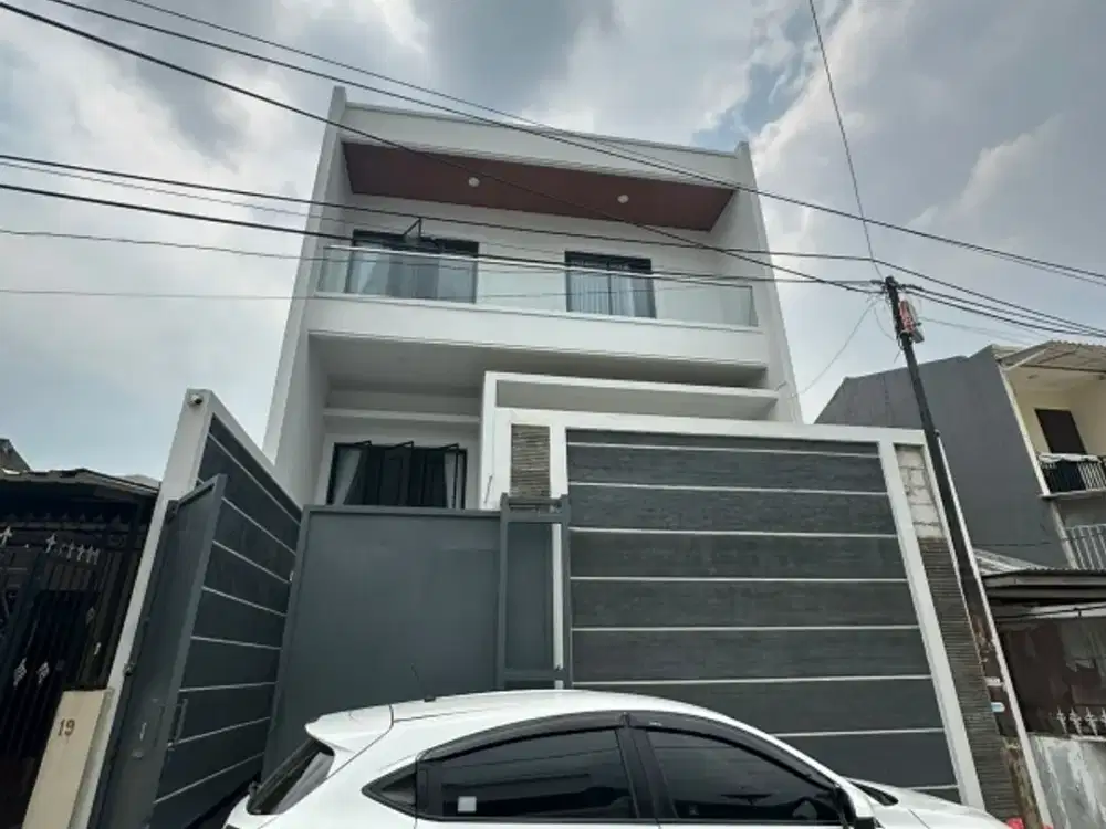 Dijual Rumah bagus, 3.5 lantai, rooftop Bojong Indah