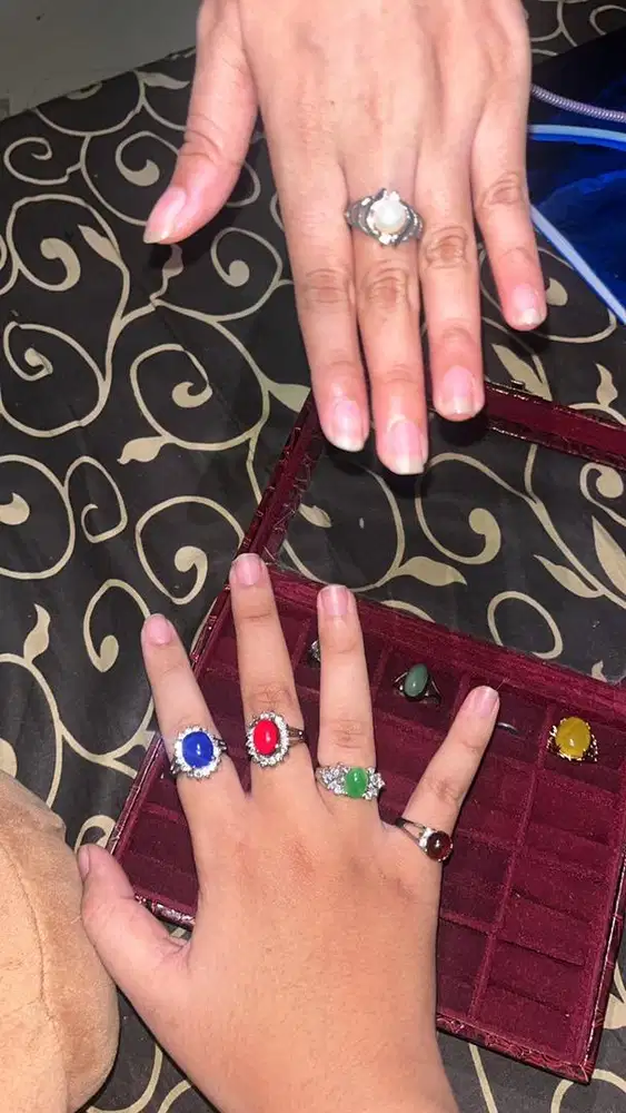 Cincin permata warna