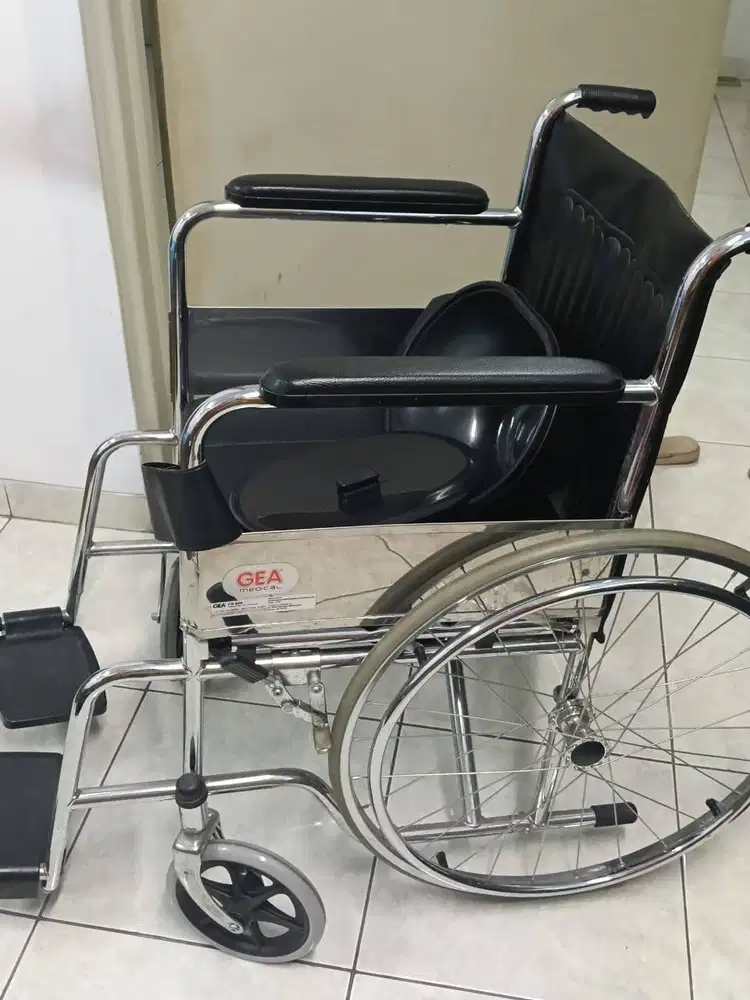 Kursi roda fitur BAB