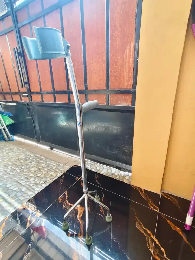 Tongkat alat bantu jalan