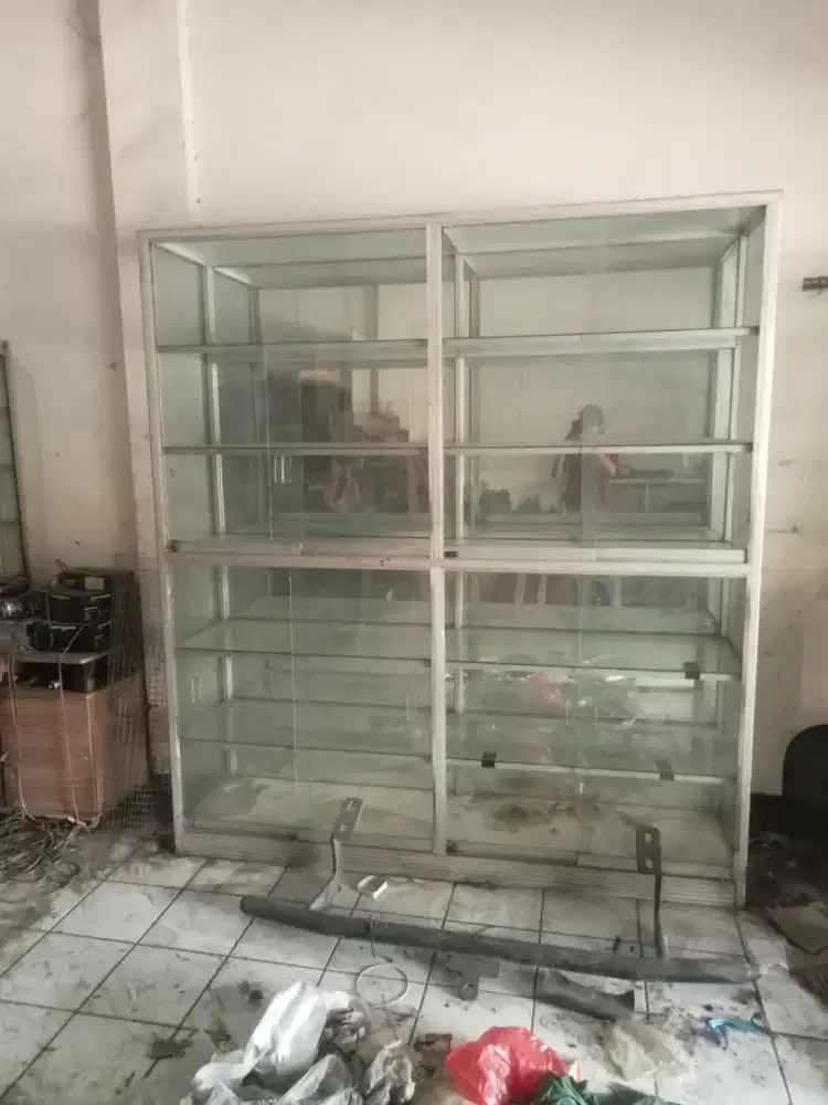 Etalase kaca rangka alumunium layak pakai