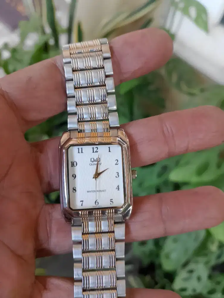 Jam tangan second