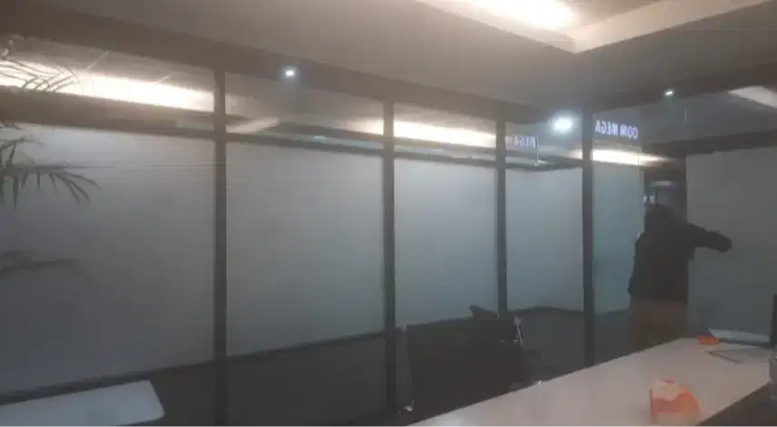 Sticker Sandblast, Kaca Film Rayband, Sparta, Oneway unt gedung kantor
