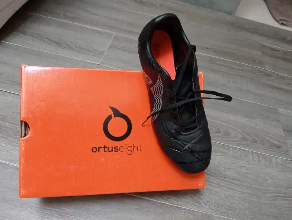 Sepatu bola ortuseight