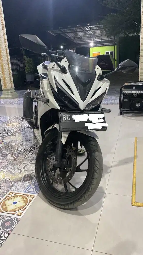 Motor CBR150R putih