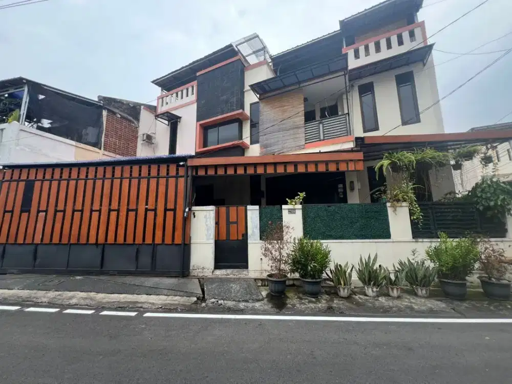 DIJUAL RUMAH 3 LANTAI FULL FURNISHED PTB DKI PONDOK KELAPA JAKARTA TIMUR | LOKASI STRATEGIS DEKAT TOL BECAKAYU