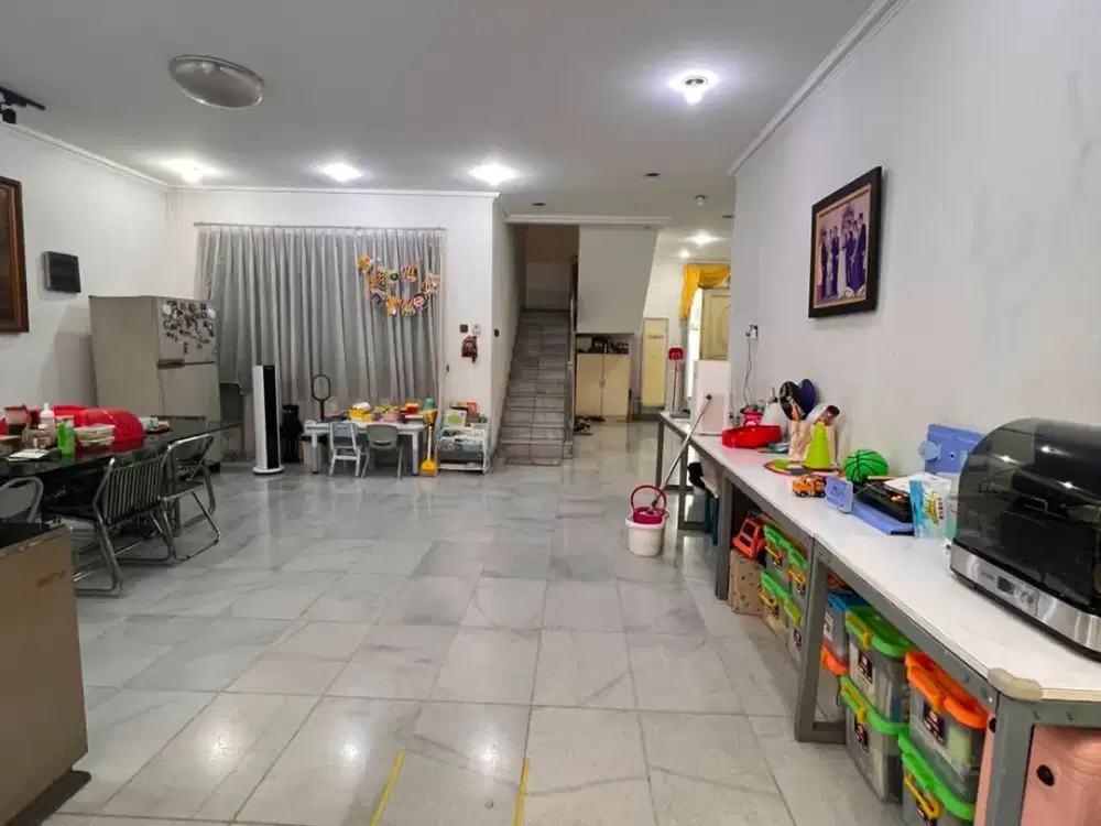 Rumah Muara Karang Blok 8 Depan Uk 10X20,Hadap Selatan,2,5 Lantai,Semi Furnish