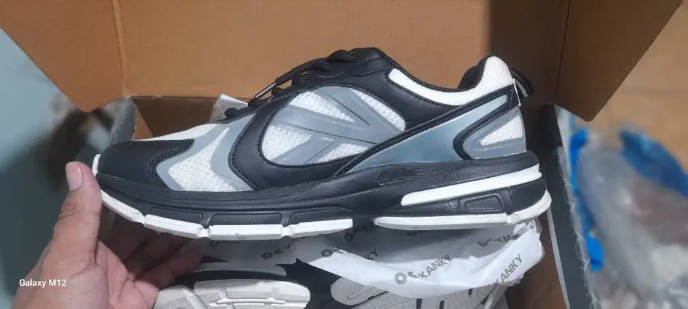 Sepatu kanky black white replektif..