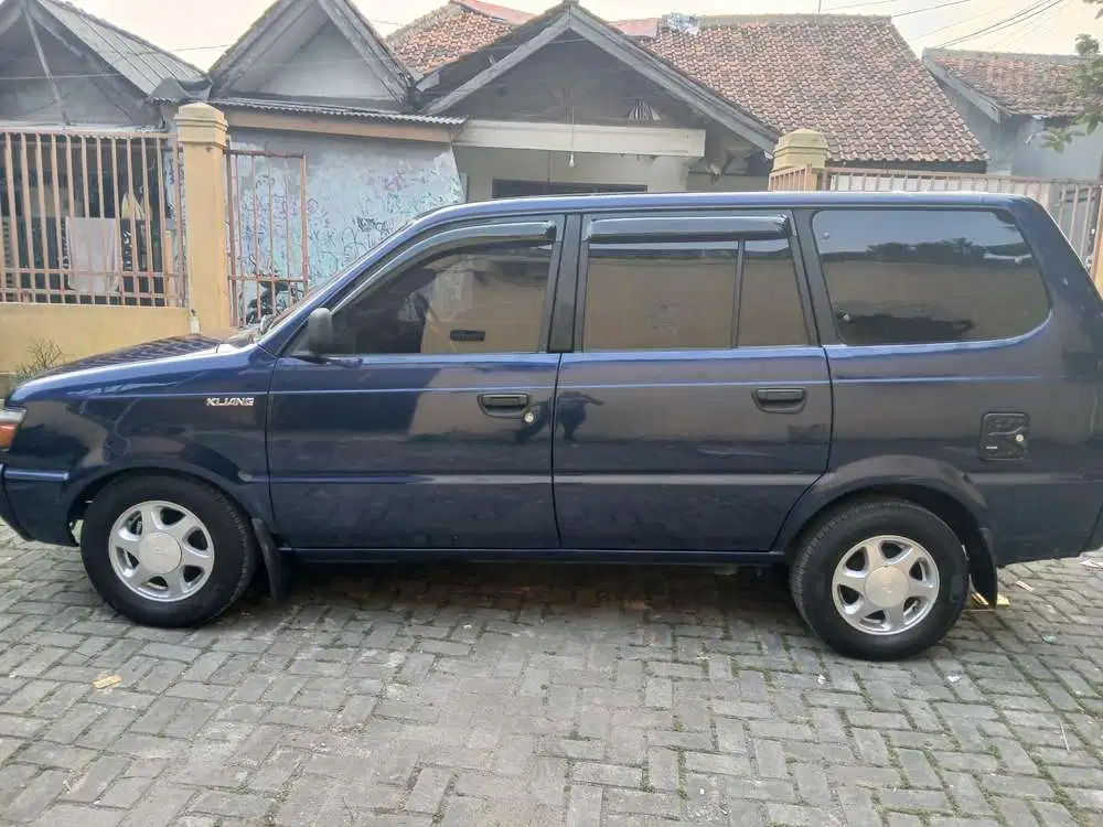 Toyota Kijang LGX 2000 Bensin MT