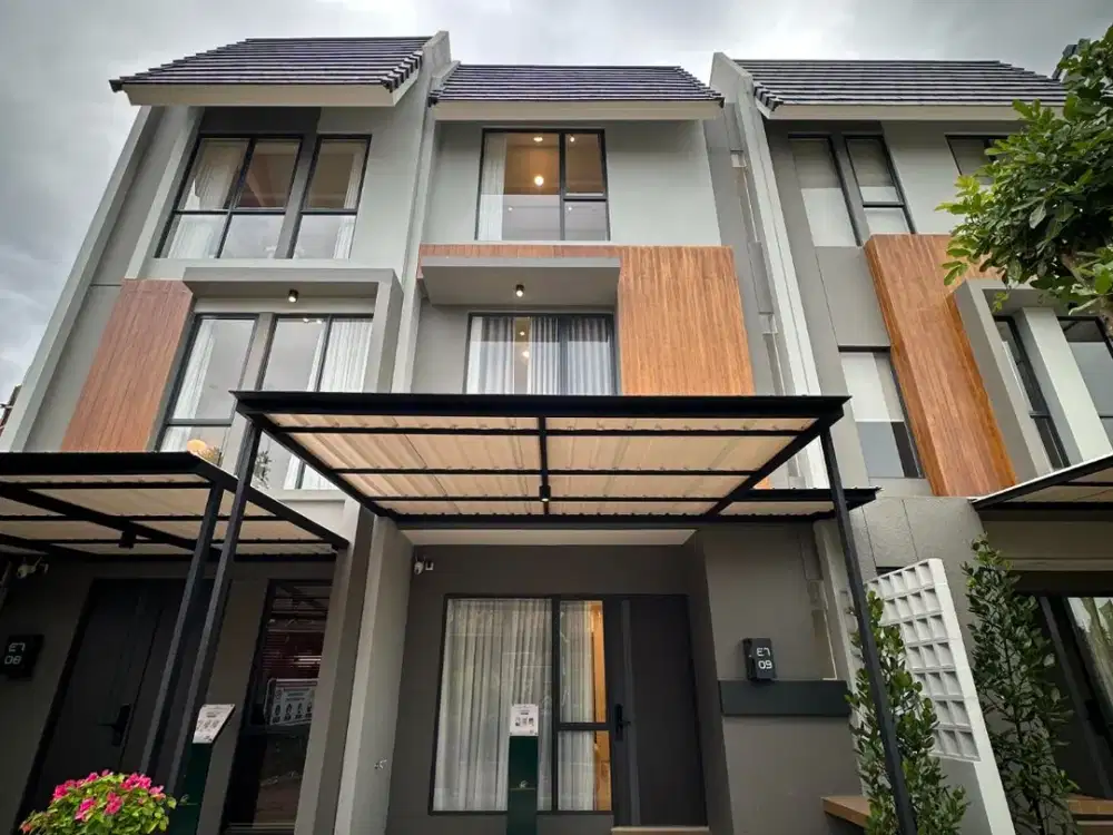 RUMAH BARU HADAP TIMUR LAUT 3 LANTAI10 MENIT KE STASIUN!