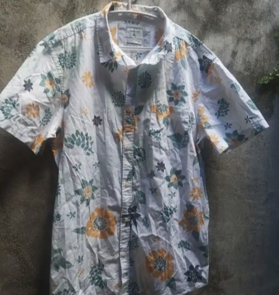 QUIKSILVER Shirt Modern Fit,masih sangat bagus,size L