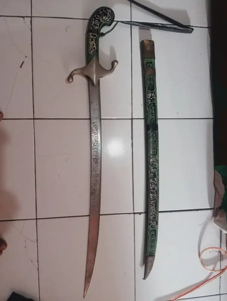 pedang hiasan dinding yg bertuliskan arab