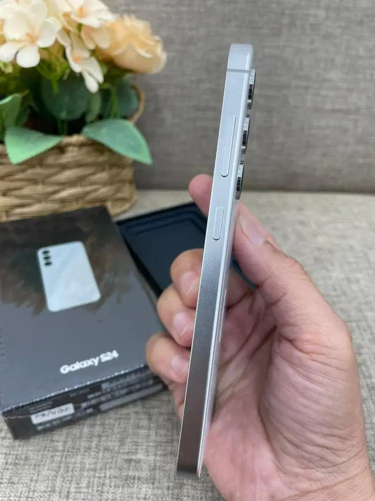 Samsung s24 8/256 likenew