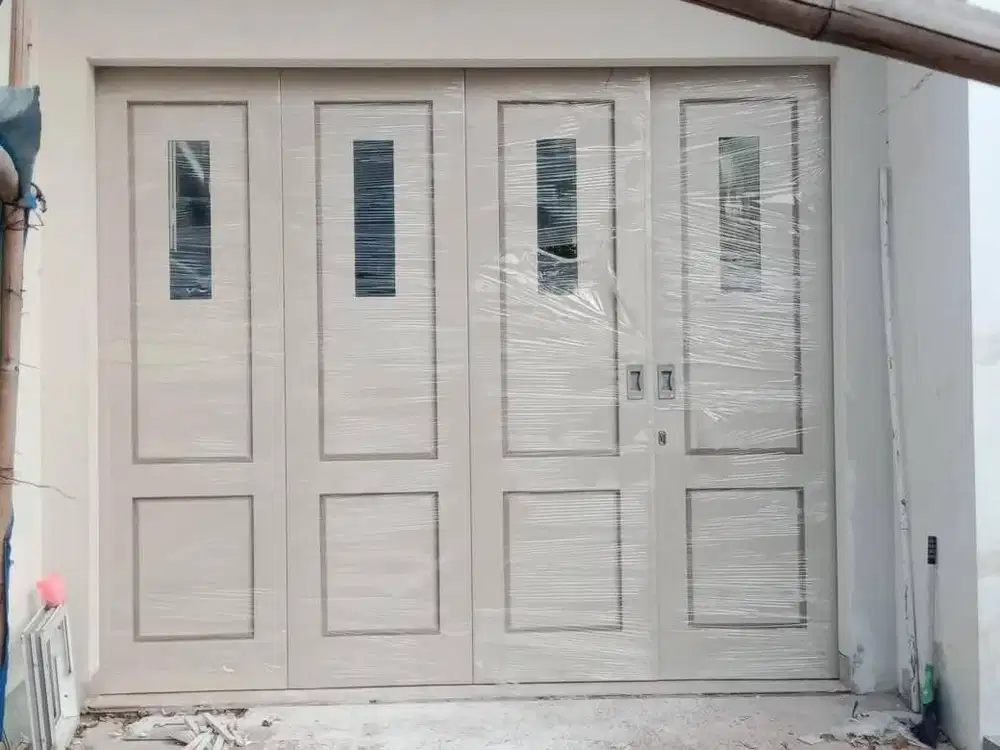 Pintu garasi besi mobil