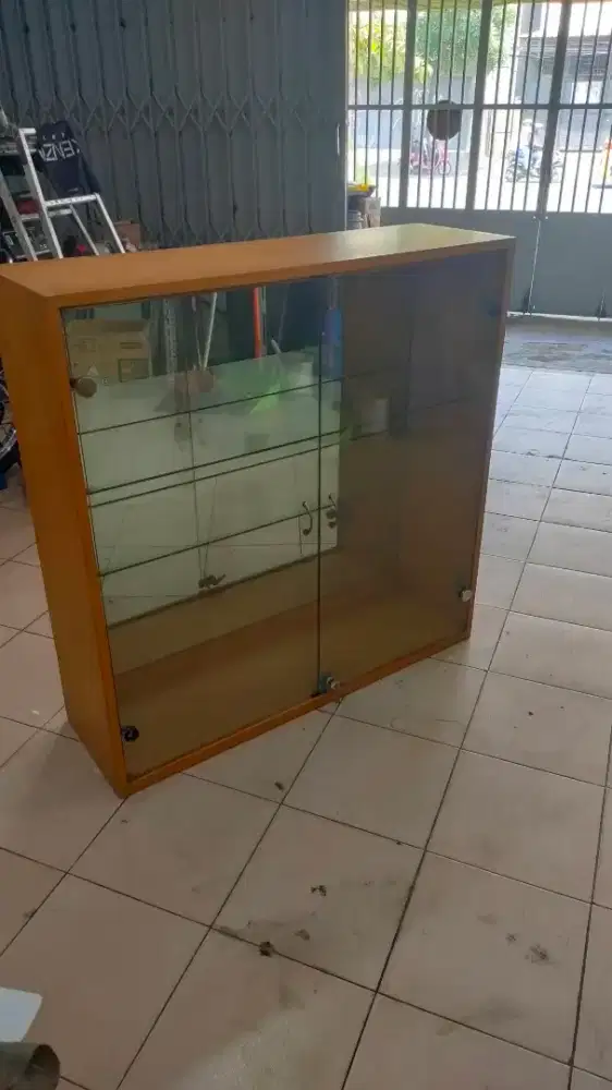 Lemari Display Kaca Kayu 100x30x100 cm Bekas – Etalase Toko