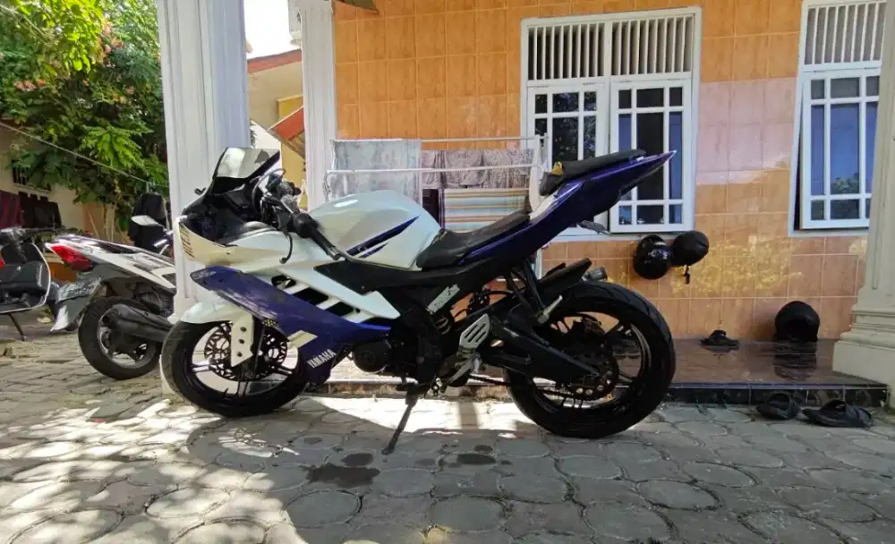DIJUAL MOTOR YAMAHA R15 V2 TAHUN 2014 WHITE BLUE.