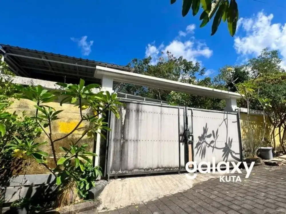 RUMAH DENGAN HALAMAN FULL FURNISHED DI PERUM BERANDA KUTUH BADUNG
