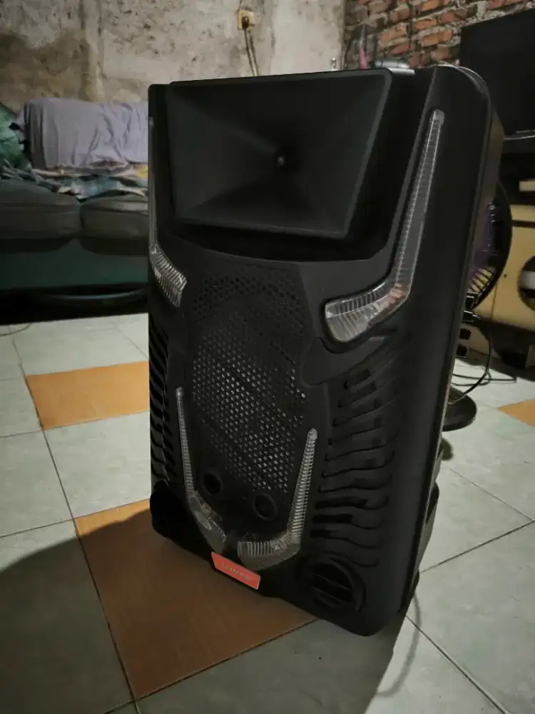 Speaker karaoke merek Noise model 899U