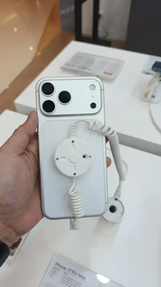 IPHONE 17 PROMAX SILVER