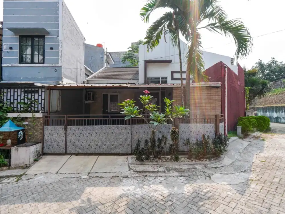 Rumah Terawat 10 Menit ke Stasiun Depok Siap KPR Hadap Selatan J-54878