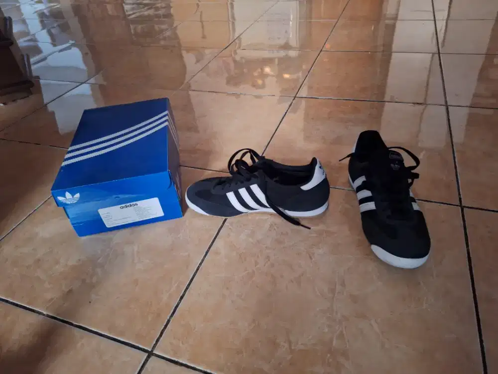 Sepatu adidas R71